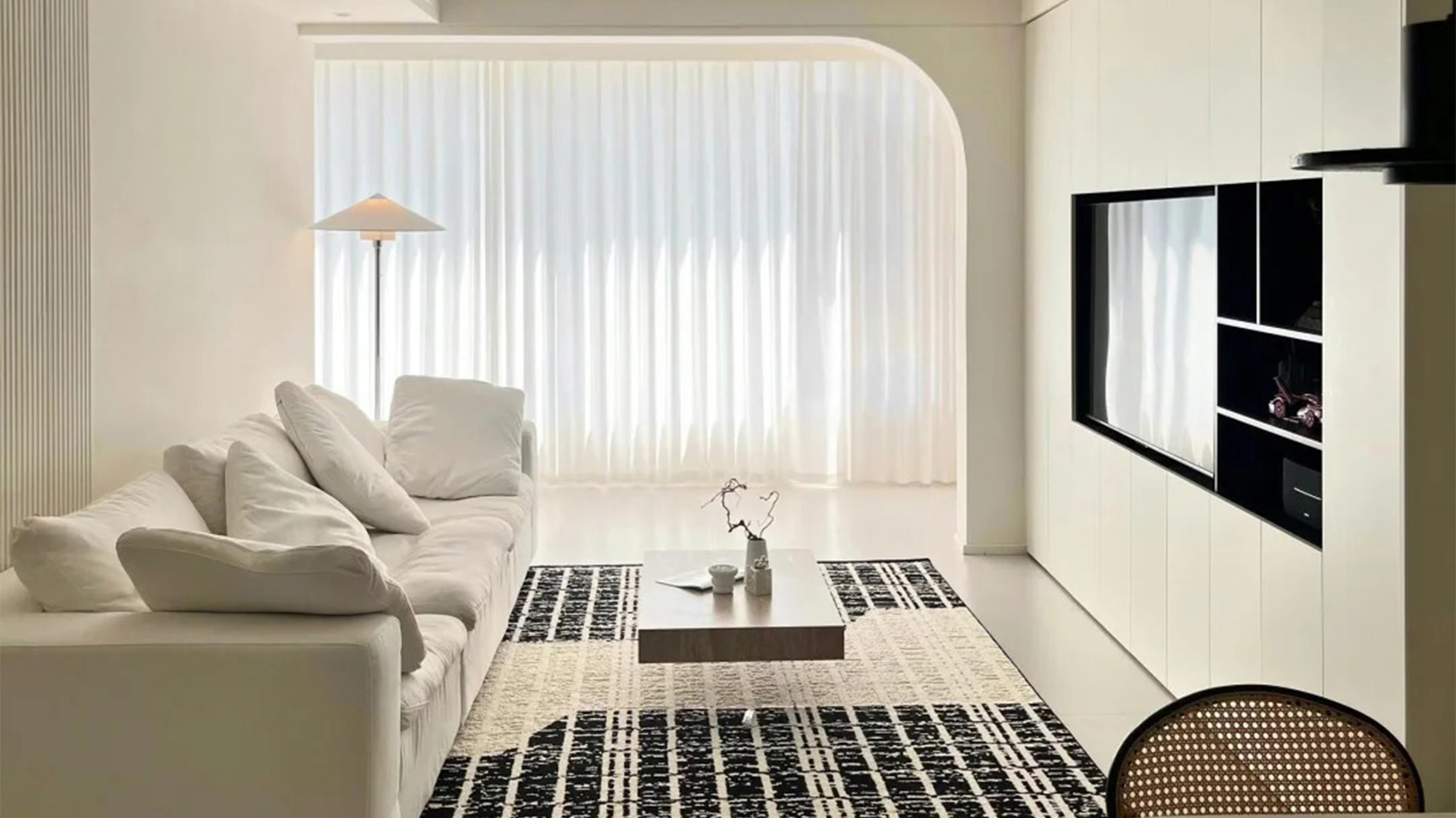 簡(jiǎn)約風(fēng)空間留白 純粹色調(diào)與通透布局的呼吸感