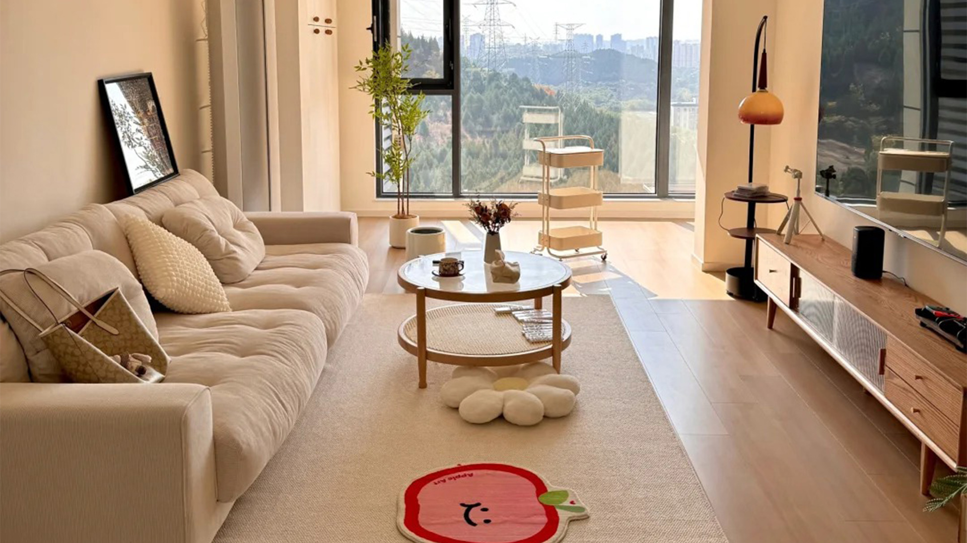 現(xiàn)代簡約風(fēng)｜淺色系自然光，綠植點綴舒適空間