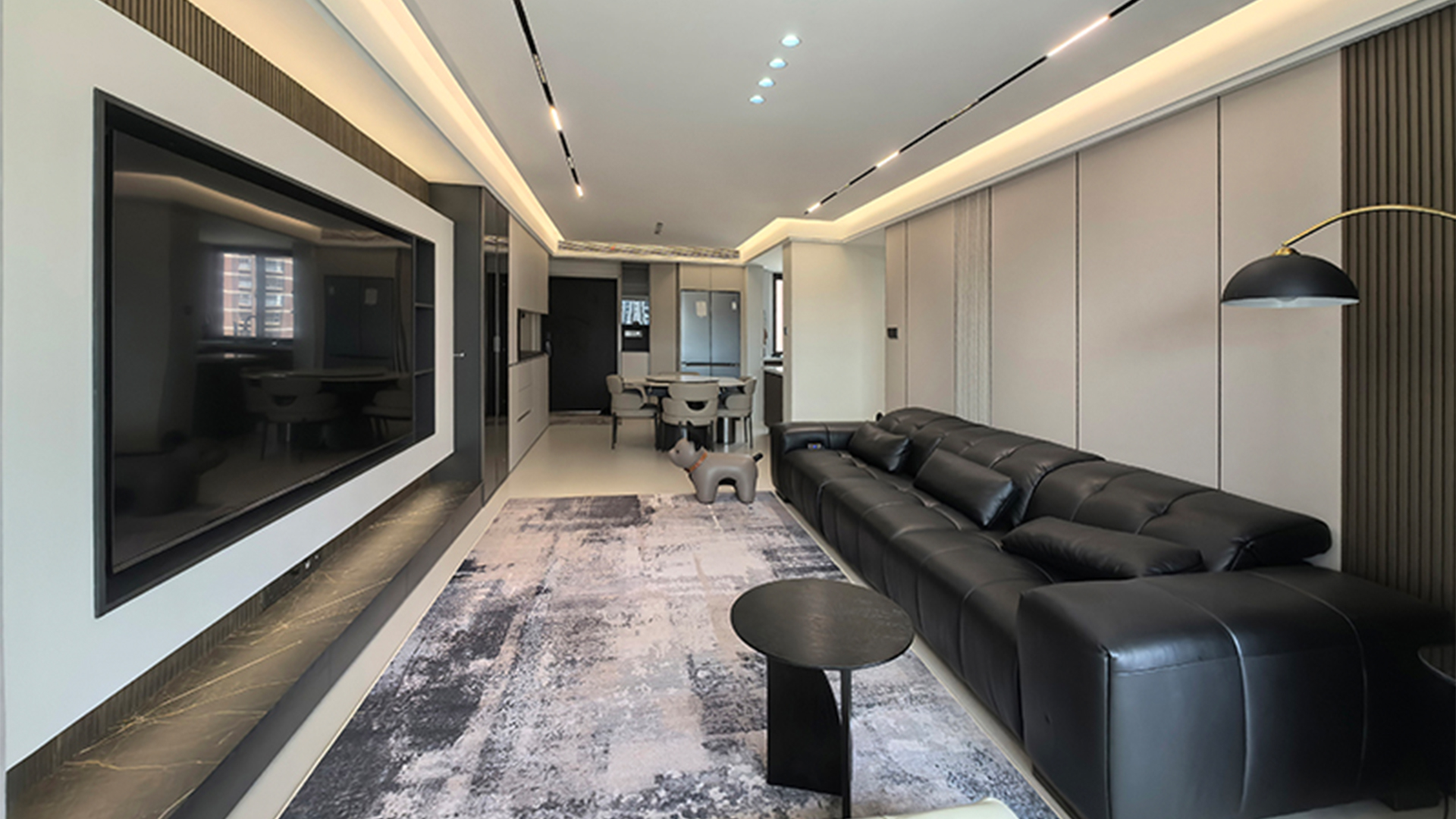 現(xiàn)代簡(jiǎn)約風(fēng) | 中性色調(diào)與材質(zhì)協(xié)奏，無(wú)主燈設(shè)計(jì)高效空間