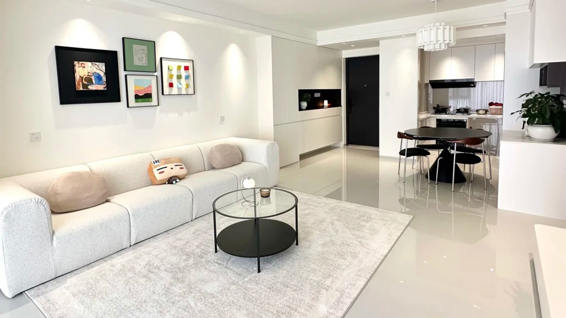 簡(jiǎn)約風(fēng)裝修淺色系與自然光營(yíng)造通透治愈空間